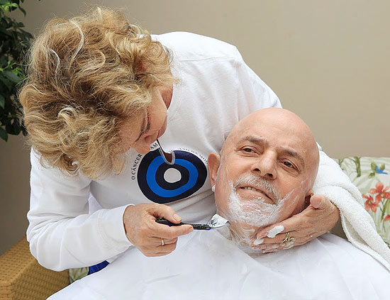  Em tratamento contra câncer, Lula raspa cabelo e barba