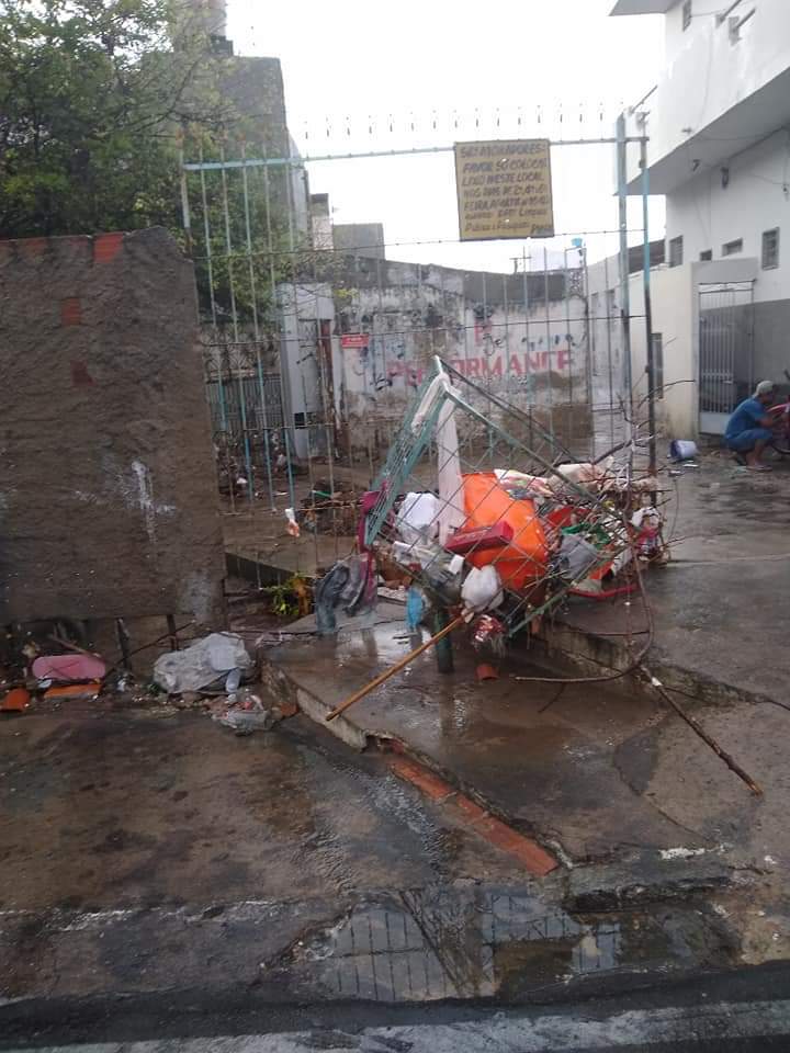  Moradora reclama de terreno público no centro, que acumula entulhos e não deixa a água da chuva escoar