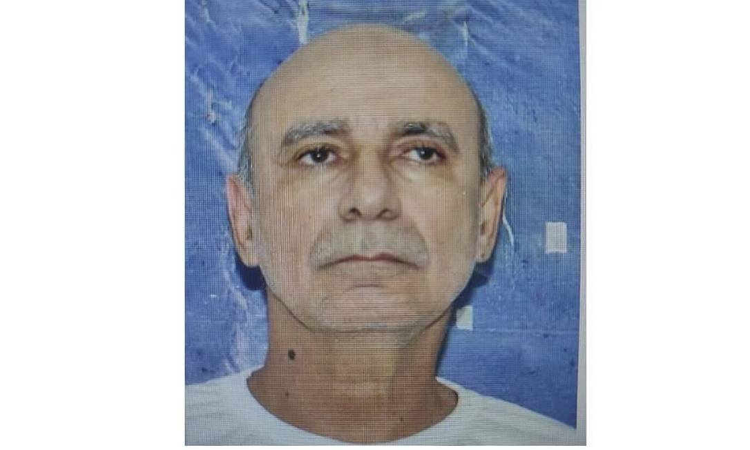  Na prisão, Queiroz recusa comida, reclama de uniforme e se mostra preocupado com prisão da mulher