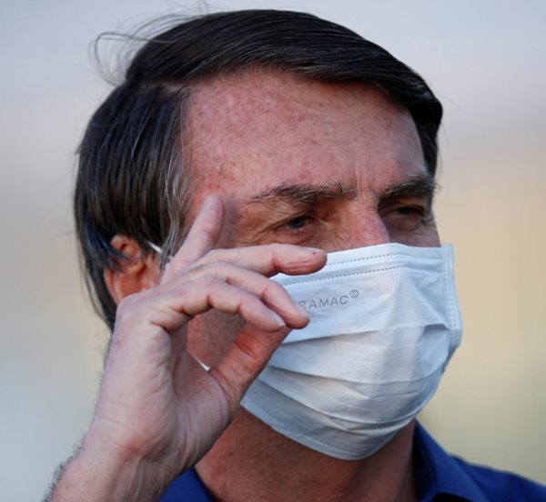  Bolsonaro faz novo teste e continua com coronavírus, diz Planalto