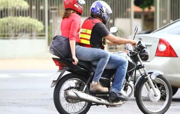  Mototáxis durante o toque de recolher, só para entrega delivery e pegue e leve