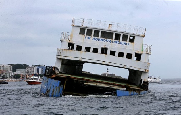  Com afundamento assistido de ferry-boat, Governo da Bahia investe no turismo subaquático