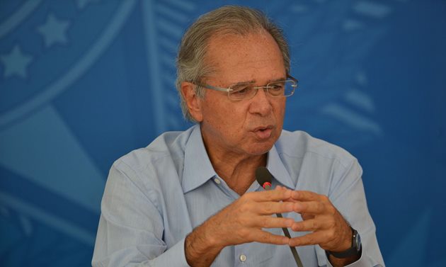  “Melhor forma de erradicar a miséria é dar dinheiro para o pobre”, diz Guedes no Senado