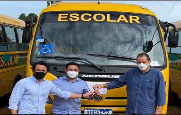  Prefeito David Cavalcanti recebe novo ônibus escolar para o município de Glória