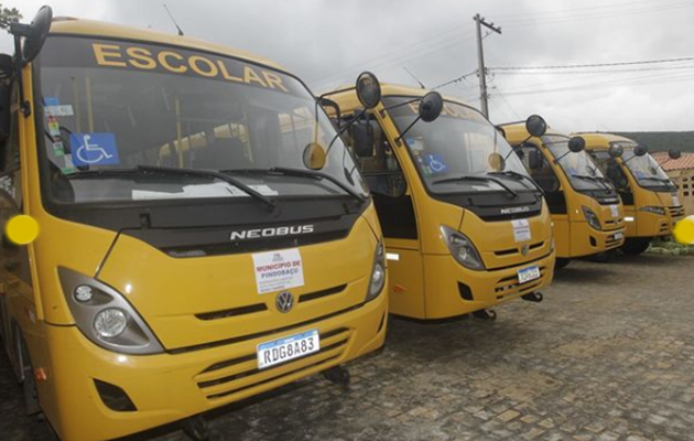  Rui entrega ônibus escolares a vários municípios nesta quinta (22)