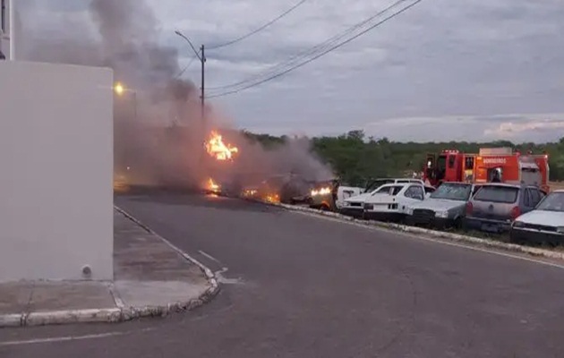  Incêndio destrói sucatas estacionadas na área externa da Delegacia de Polícia de Paulo Afonso
