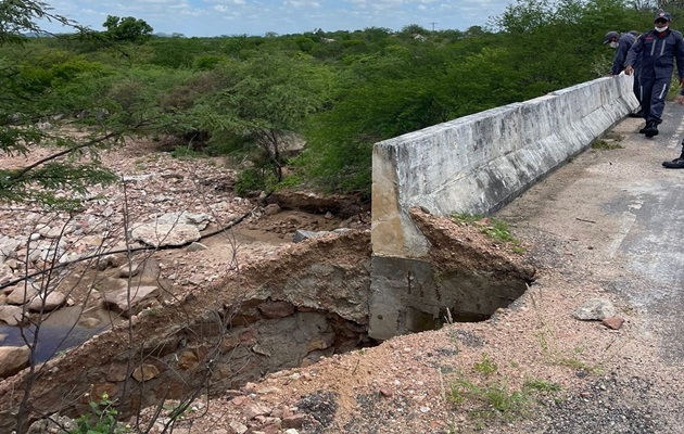  Ponte do Rio do Sal está com a estrutura prejudicada