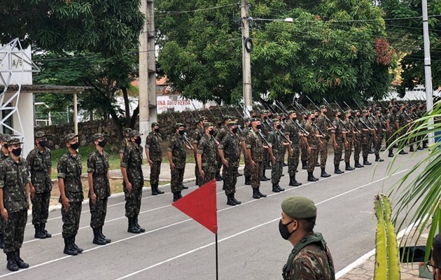  Prefeito de Paulo Afonso, Luiz de Deus, participa da incorporação dos 89 novos Soldados do Efetivo Variável de 2022