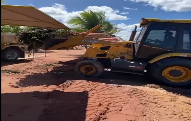  Prefeitura a de Glória, através da SEINFRA retira baronesas no Balneário Canto das Águas