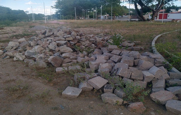  Prefeitura gastou 1,4 milhão em obra da Praça da Rua Aracaju “Só tem lixo e material desperdiçado”, denuncia Evinha