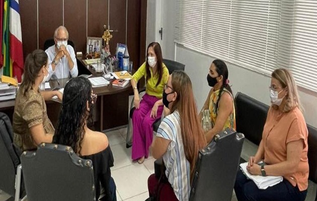  Secretária de Educação, Elza Brito e o prefeito Luiz de Deus, participam de reunião com estudantes da UFAL