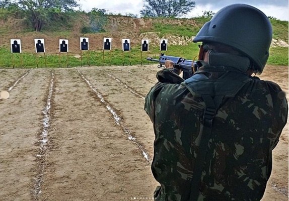  1ª Companhia de Infantaria realiza exercício de Tiro de Instrução Avançada com o fuzil