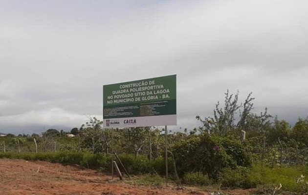  Prefeitura de Glória-BA beneficia comunidade do povoado Sitio da Lagoa com construção de quadra poliesportiva