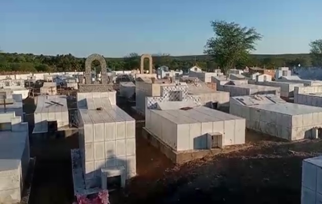  Secretaria de Infraestrutura faz mutirão de capina e limpeza nos cemitérios do município