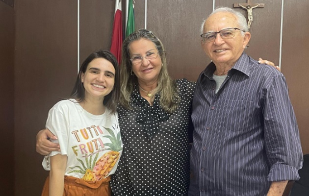  Os vereadores, Irmã Lêda e Valmir Rocha, visitam o prefeito Luiz de Deus em seu gabinete