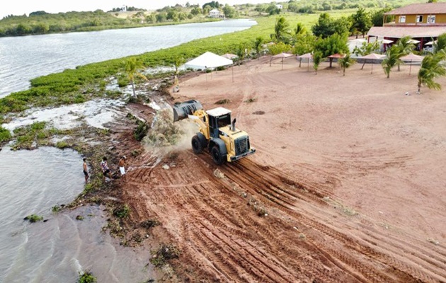  Prefeitura de Glória realiza limpeza e coleta de baronesas no Balneário Canto das Águas