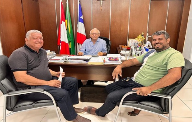 Marcondes Francisco e o Vereador Leco, visitam o Prefeito Luiz de Deus e conversam sobre a administração municipal
