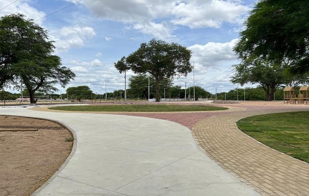  Parque Aracaju, possui brinquedos para crianças com deficiência e balanço para cadeirantes