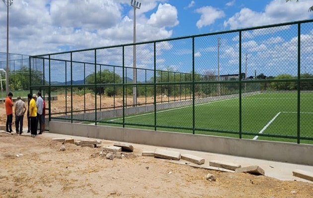  Obras nos campos de futebol, nos Bairros Jardim Aeroporto e dos Rodoviários, estão em fase de conclusão