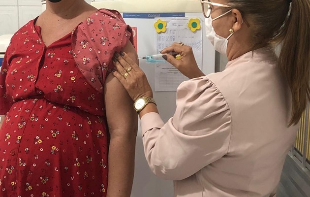  Secretaria de Saúde aplica vacinação bivalente contra a Covid-19 em gestantes e puérperas