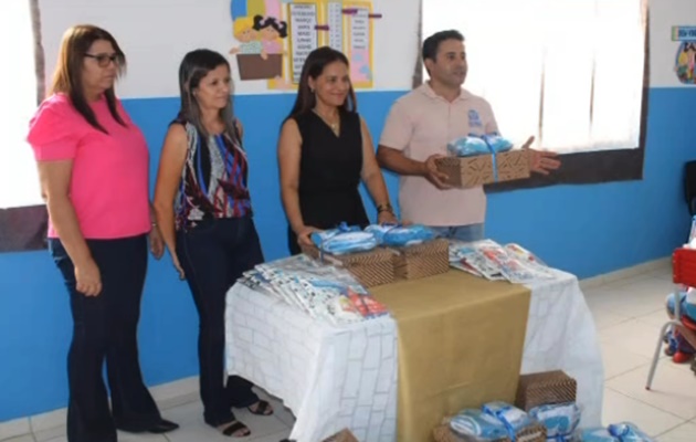  Escolas da Rede Municipal de Ensino de Glória recebem Fardamento e Kits Escolar