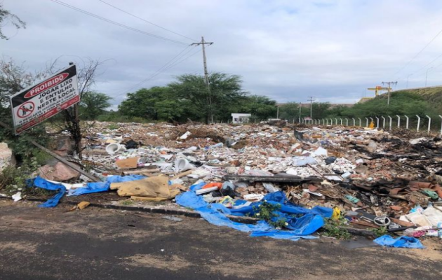  Prefeitura autua Chesf e Embasa por lixo e entulho em terreno e por esgoto a céu aberto na Vila Nobre