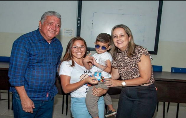  Prefeito em exercício, Marcondes Francisco entrega carteira de identificação da pessoa com autismo