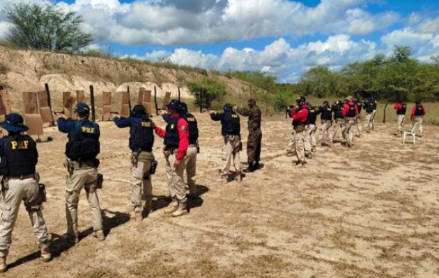  1ª Cia Inf e a PRF realizam treinamento no estande de tiro, com pistola Glock/G17 e com fuzil ARMALITE/M15