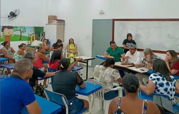  Marcondes se reúne com moradores do bairro dos Rodoviários, para resolver os problemas causados pelas recentes chuvas