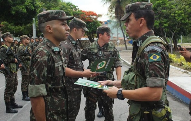  1ª Companhia de Infantaria realiza formatura dos militares, Tenente Augusto e Cabo Tenório