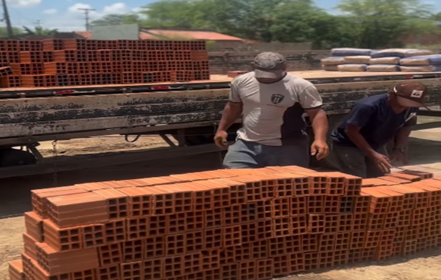  Equipe da Sedes entrega material de construção para famílias do Bairro Rodoviário atingidas pelas chuvas