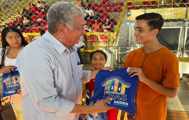  Adolescentes assistidos pelo SCFV recebem kits com camisa, bolsa e garrafa