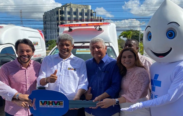  Marcondes acompanhado do deputado Mário Jr. recebeu do governador Jerônimo uma ambulância para o município