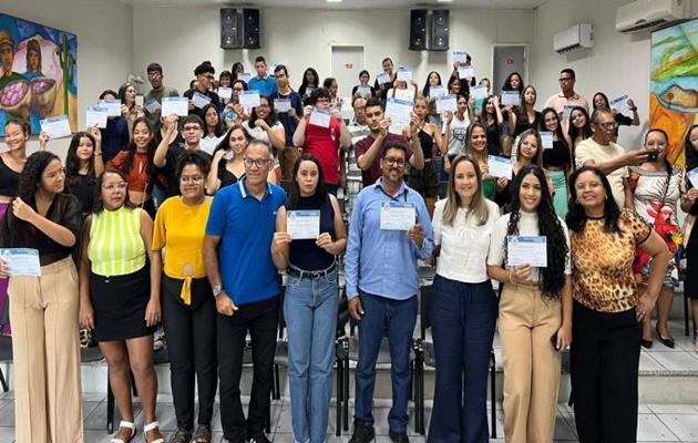  46 jovens recebem certificado de conclusão do Curso de Informática Básica