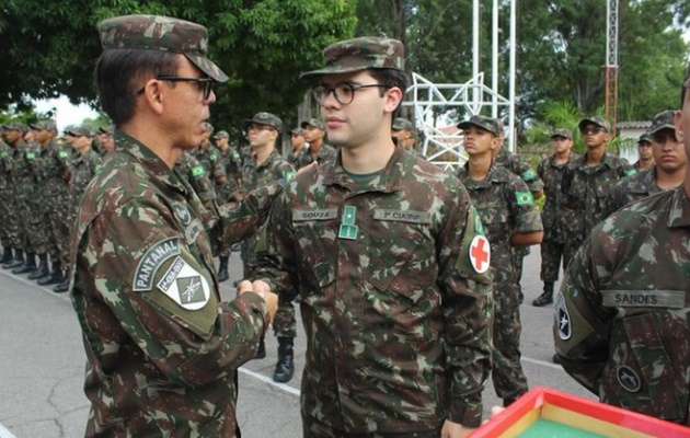  1ª Cia Inf. realiza formatura de Apresentação do Pavilhão Nacional e homenageia militares da Operação Acolhida