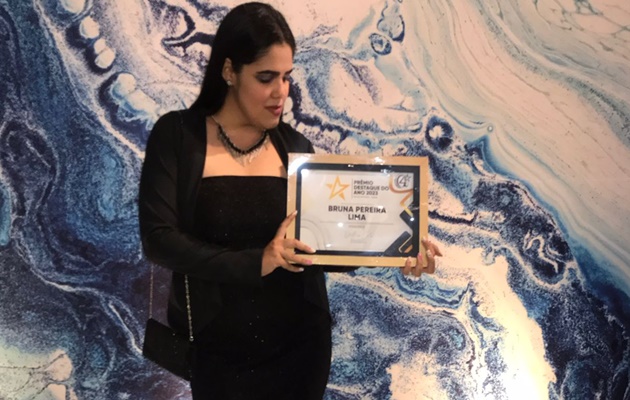  Bruna Lima é premiada como melhor do ano em atendimento e acolhimento ao público