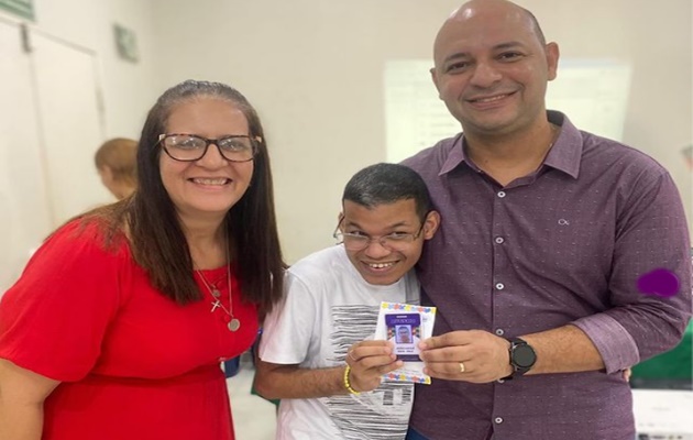  Secretaria Municipal de Assistência Social entrega carteira para Pessoa com Transtorno do Espectro Autista