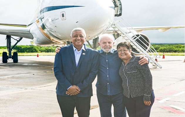  Marcondes Francisco presenteia o Presidente Lula com produtos do artesanato local