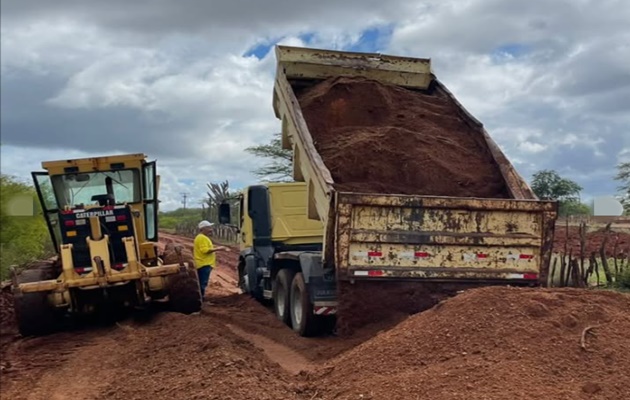  SEINFRA realiza manutenção em diversas estradas vicinais do município