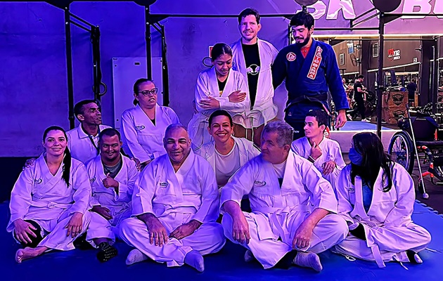  Vereadora Evinha Oliveira fortalece inclusão com entrega de quimonos a paratletas