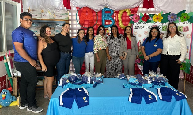  Prefeitura de Glória entrega fardamentos e materiais didáticos para alunos da rede municipal