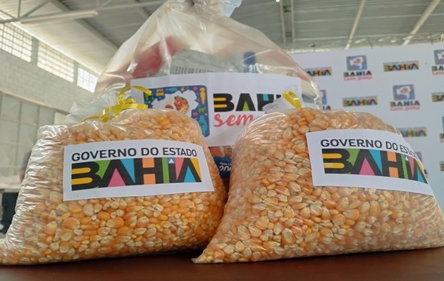  Criadores de bovinos, caprinos e ovinos recebem sacas de milho no Parque de Exposições Djalma Wanderley