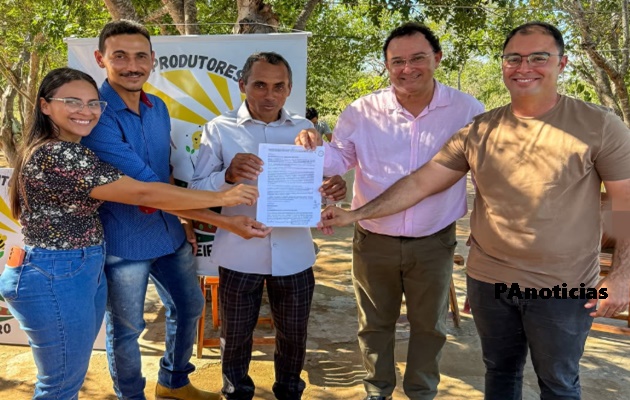  Mário Galinho entrega documentação que oficializa a Associação de Produtores Rurais Limoeiro
