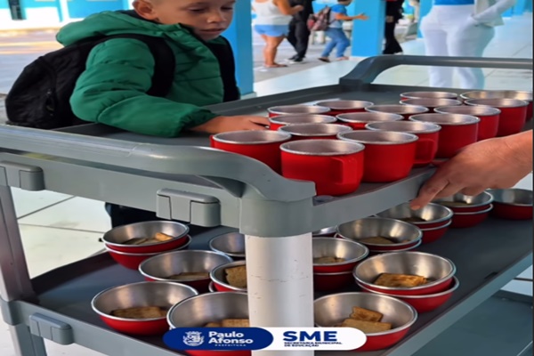  Secretaria de Educação oferece alimentação antes dos alunos começarem a estudar