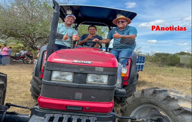  Associação do Povoado Barro Vermelho de Cima é contemplada com um trator equipado com implementos agrícolas