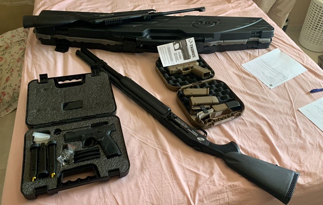  Mandados judiciais apreendem armas, munições e veículo suspeito de envolvimento em homicídio em Juazeiro