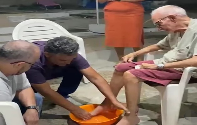  Uma cerimônia de lava-pés