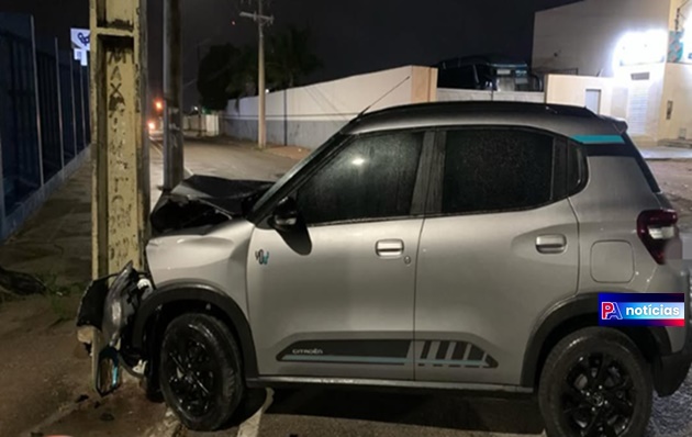  Após batida, carro foi deixado no local pelo motorista.